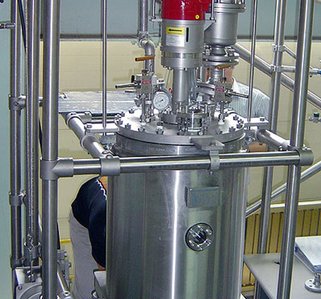 100 Liter, 40 bar pilotclave Druckreaktor mit Aufbau für Druckdestillation