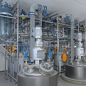 cGMP Anlage mit 800 Liter Stahl-Emaille Rührkessel für API Produktion