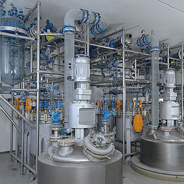 cGMP Anlage mit 800 Liter Stahl-Emaille Rührkessel für API Produktion