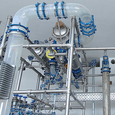 Glasdestillationskolonne mit SiC-Rohrbündelwärmetauschern und Splitterschutz