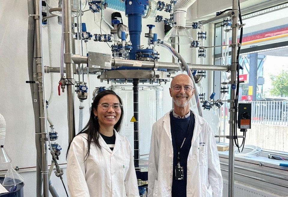 Von links: Dr. Yomkippur Perez (Research Scientist) und Nikolai Enes (CTO) vor einer Pilotreaktoranlage von Büchiglas