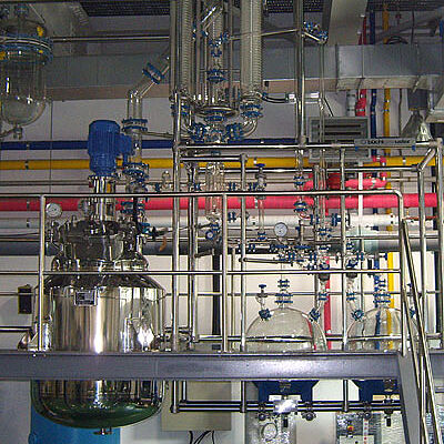 1000-Liter-Kryoreaktor mit Destillationsaufbau aus Glas