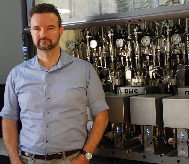 Dr. Markus Stöckli, Head of Dottikon ES High – Pressure Laboratory vor einem PPR. 