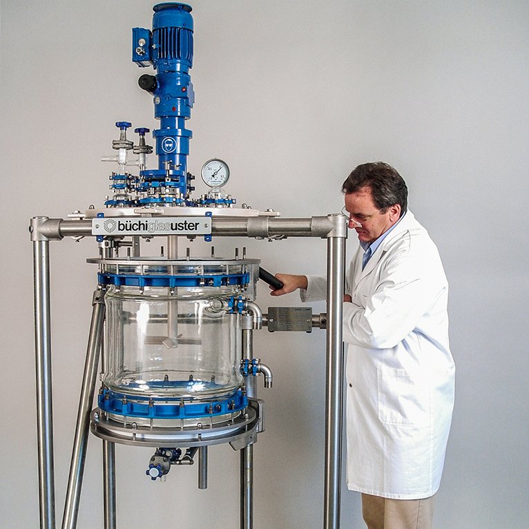 Peptid-Synthesizer 50 Liter, mit Lift und ausschwenkbarem Design, 2-stufiges Rührwerk mit fester Höhe