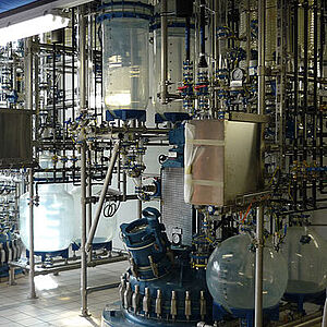 630 liter mixing tank with glass distillation overhead
