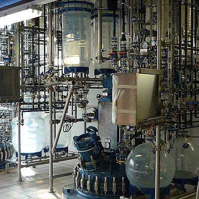 630 liter mixing tank with glass distillation overhead