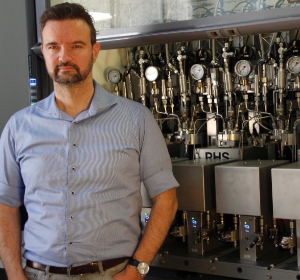 Dr. Markus Stöckli, Head of Dottikon ES High – Pressure Laboratory vor einem PPR.