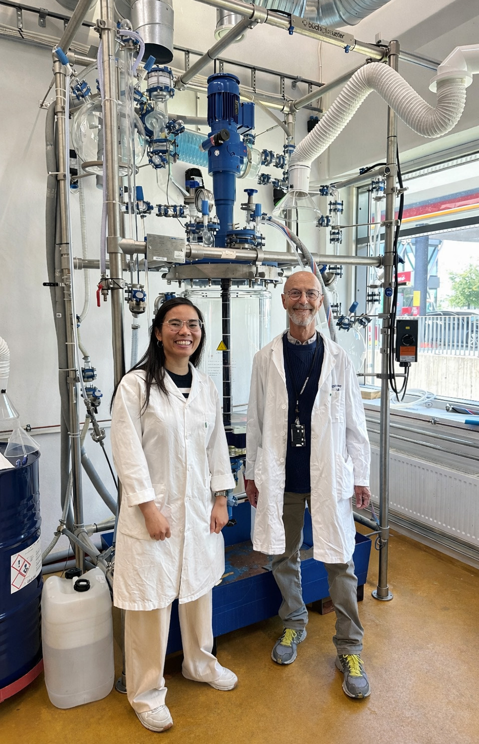 Von links: Dr. Yomkippur Perez (Research Scientist) und Nikolai Enes (CTO) vor einer Pilotreaktoranlage von Büchiglas