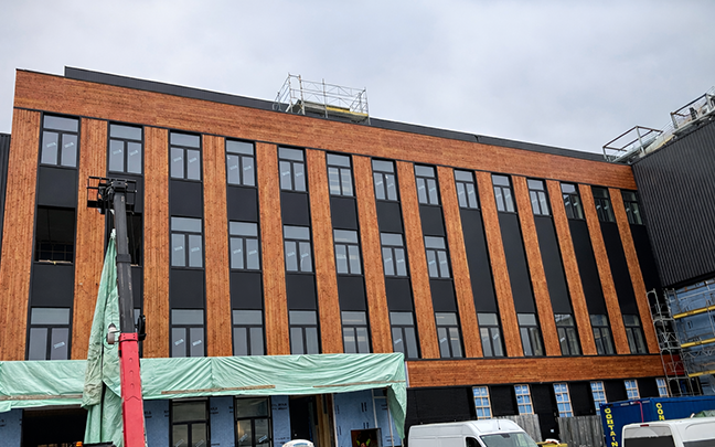 Das Gebäude mit der oberflächenmodifizierten Holzfassade.