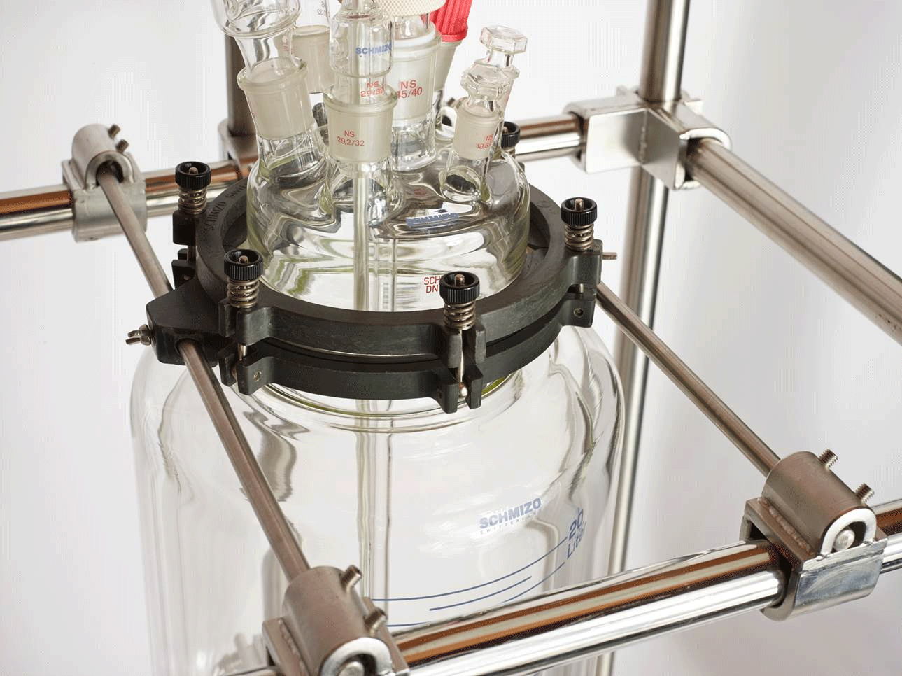 Typical reactor head configuration